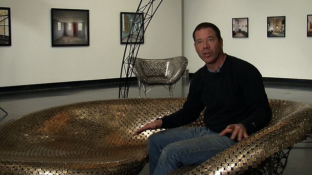 Pria ini buat sofa, meja, hingga boneka dari uang koin